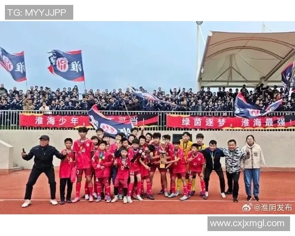 扬帆起航的足球明星们在绿茵场上书写传奇与荣耀的故事